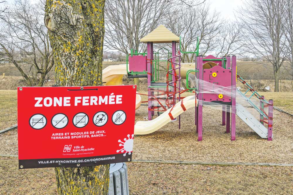 Les aires de jeux de Saint-Hyacinthe ont été condamnées afin que les citoyens respectent la nouvelle réglementation de la Ville interdisant l’utilisation des différents mobiliers urbains. Photo François Larivière | Le Courrier ©