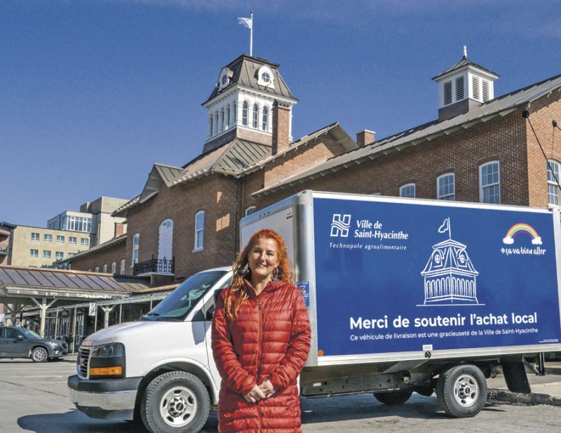 Sur la photo, Jausée Carrier, présidente de la SDC centre-ville devant le camion de livraison prêté par la Ville de Saint-Hyacinthe pour accommoder les commerçants. Photo François Larivière | Le Courrier ©