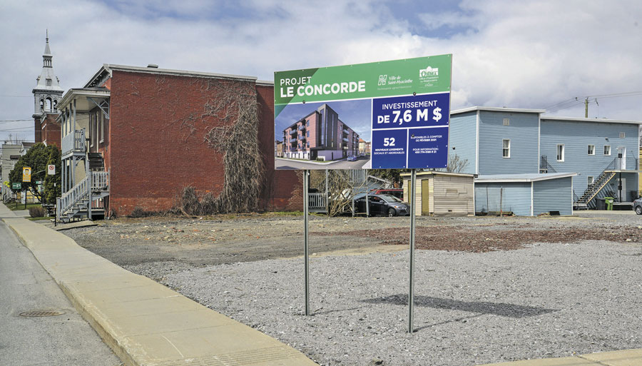 Une esquisse du projet Le Concorde est désormais visible sur le terrain où doit être construit l’immeuble. La livraison est prévue pour février 2021, est-il indiqué. Photo François Larivière | Le Courrier ©