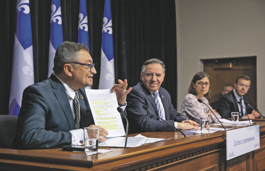 Le premier ministre François Legault a adopté un ton plus optimiste ces deux derniers jours, en se basant principalement sur la progression des hospitalisations. Il est ici entouré du directeur national de la santé publique, le Dr Horacio Arruda, et de la ministre de la Santé et des Services sociaux, Danielle McCann. Photo Émilie Nadeau | Cabinet du premier ministre du Québec