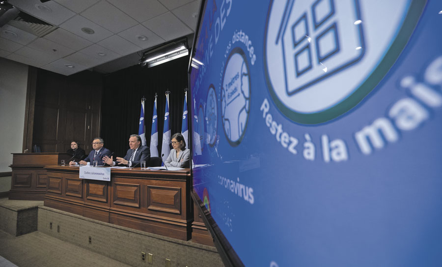 Le premier ministre François Legault entouré du directeur national de la santé publique, le Dr Horacio Arruda, et de la ministre de la Santé et des Services sociaux, Danielle McCann. Photo Émilie Nadeau | Cabinet du premier ministre du Québec