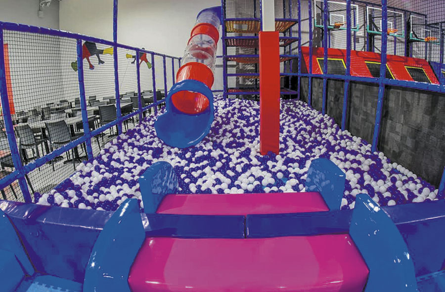 Ouvert au public depuis février 2018, EKÇA Saute était un centre d’amusement situé sur le boulevard Choquette. L’entreprise y occupait une superficie de 18 000 pieds carrés. Son aventure s’est terminée le 22 avril après deux ans d’activité. Photo tirée de Facebook