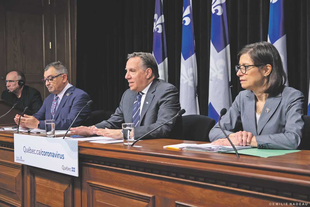 Toujours fidèle au poste à son point de presse quotidien, excepté pour une petite pause samedi, le premier ministre François Legault est entouré de la ministre de la Santé et des Services sociaux, Danielle McCann, et du directeur national de la santé publique, Horacio Arruda. Photo Émilie Nadeau | Cabinet du premier ministre du Québec