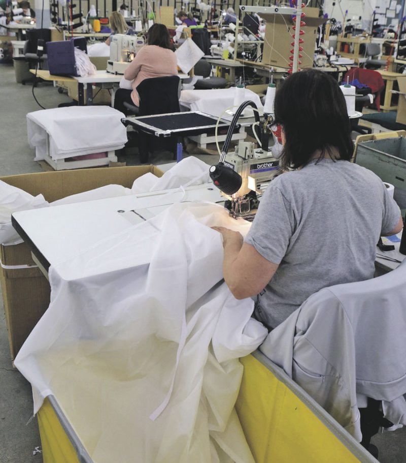En cette période de crise sanitaire, l’usine textile 3B Hockey, située à Saint-Hyacinthe, a changé temporairement de vocation en fabriquant majoritairement des blouses destinées aux hôpitaux du Québec. Photo Robert Gosselin | Le Courrier ©