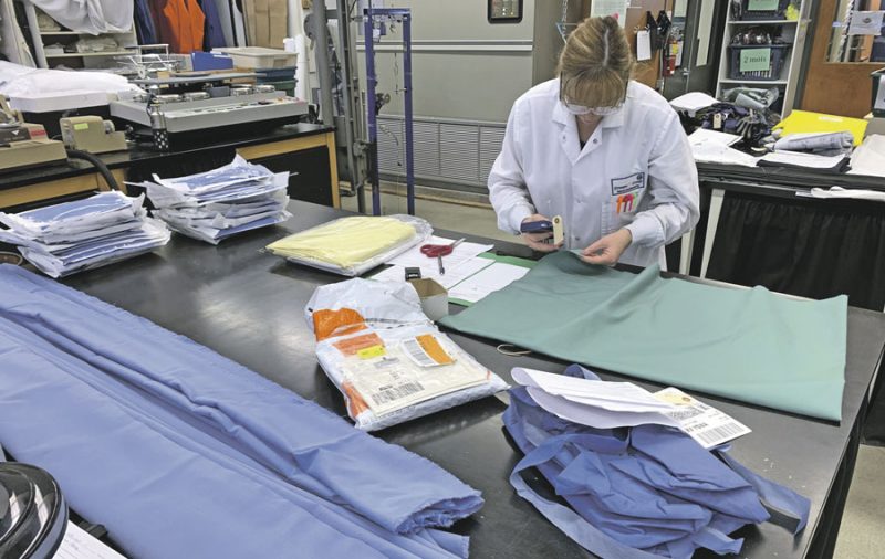 Sur la photo, Manon Guillemette, aide-technicienne au Groupe CTT, réceptionne des échantillons de tissus pour des blouses et des prototypes de blouses de protection, en vue de leur évaluation au laboratoire. Photo gracieuseté