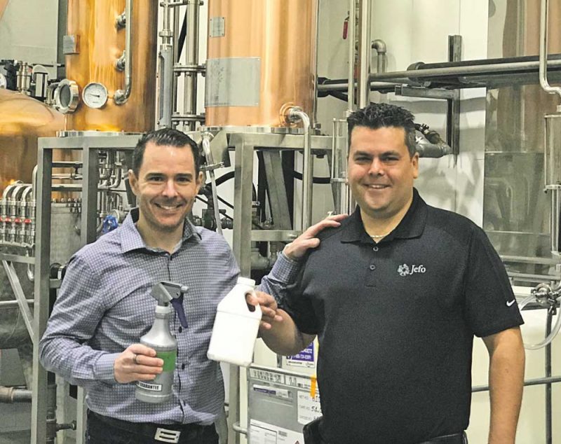 Jonathan Robin, président de la Distillerie Noroi (à gauche), et Jean-François Fontaine, vice-président du Groupe Jefo, ont développé un gel antibactérien aux arômes de gin. Photo gracieuseté