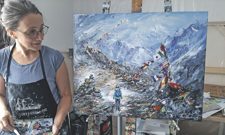 Manon Marchand avec sa toile « Prières d’une artiste peintre pour tous les pays ». Photo gracieuseté