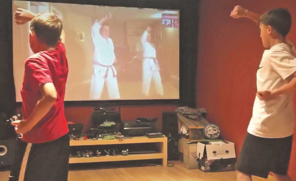 À défaut de pouvoir se réunir en gymnase, les membres du Club de karaté maskoutain peuvent suivre des cours en direct avec leurs instructeurs sur la plateforme Zoom. Photo gracieuseté