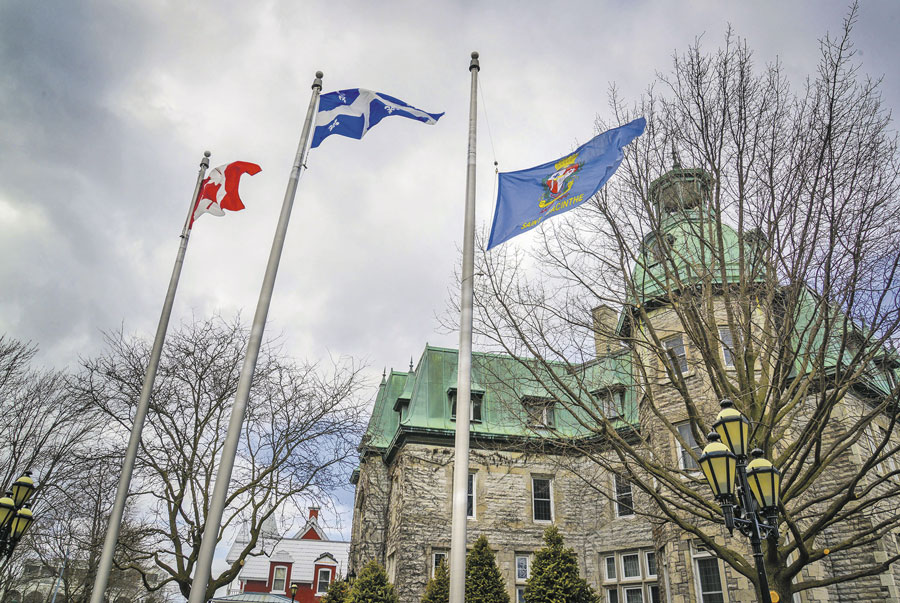 La Ville de Saint-Hyacinthe a mis le drapeau des Armoiries municipales en berne cette semaine pour honorer la conseillère municipale Nicole Dion Audette, décédée en fonction. Photo François Larivière | Le Courrier ©