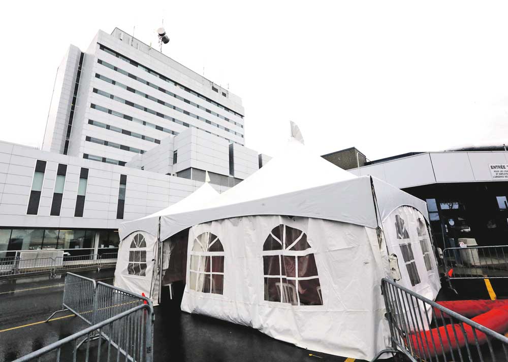Une tente réservée au prétriage de la salle d’urgence a été aménagée à l’extérieur de l’établissement pour séparer les malades en deux groupes et les diriger vers l’urgence chaude et l’urgence froide où un second triage est effectué selon les priorités. Photo Robert Gosselin | Le Courrier ©