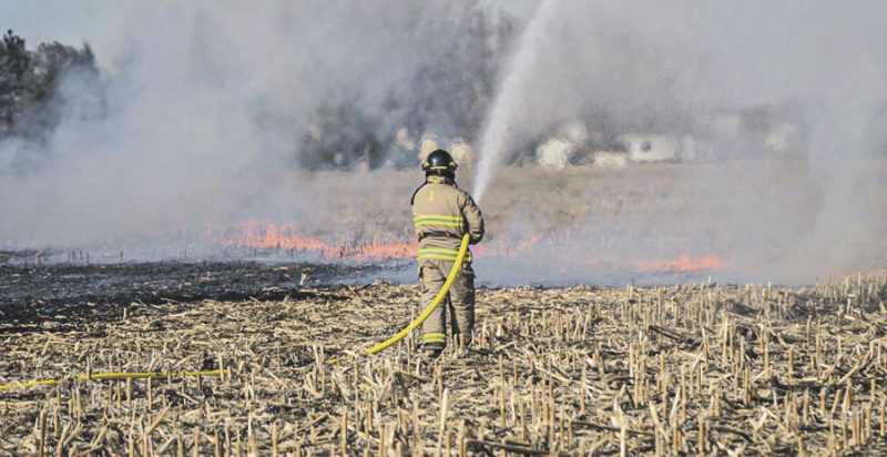 Les pompiers de la région ont été très occupés dans les derniers jours à combattre des feux à ciel ouvert qui ont dégénéré, dont un vendredi sur le rang Quintal à Saint-Liboire. Photo Adam Bolestridge