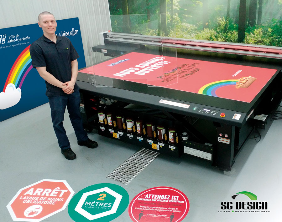 Le vice-président de Lettrage SG Design, Alexandre Girouard, présente certains produits fabriqués par l’entreprise pour ses clients, dont des pastilles de plancher et un écran protecteur d’acrylique pour comptoir.