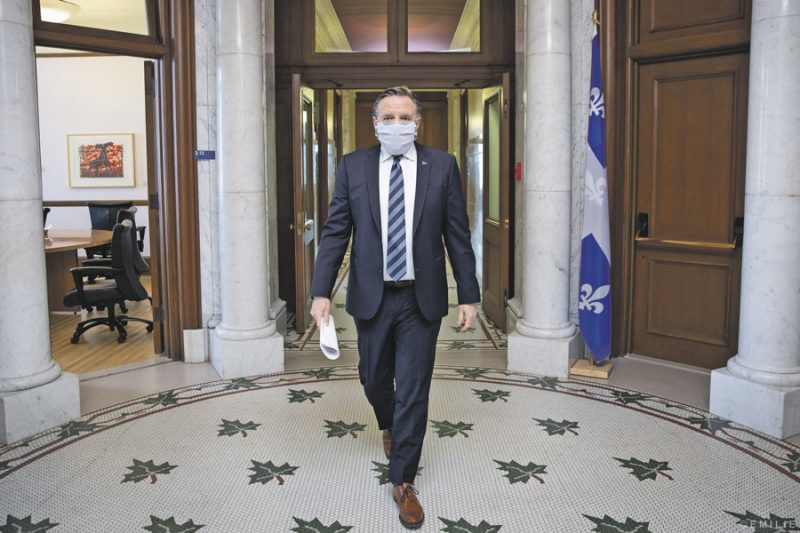 Il était facile de se douter qu’une nouvelle consigne allait être ajoutée par le gouvernement lorsque François Legault est apparu pour la première fois avec un masque au visage, ce mardi. Il a lui-même reconnu qu’il voulait « donner l’exemple ». Photo Émilie Nadeau | Cabinet du premier ministre du Québec