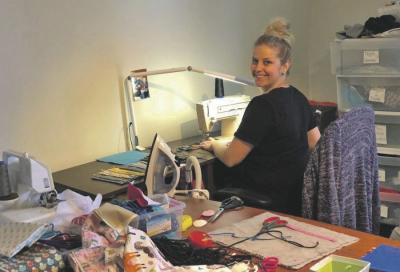 Amélie Jodoin dans son atelier de couture. C’est plus de 500 commandes de masques que la jeune femme a reçues depuis la fin d’avril. Photo gracieuseté