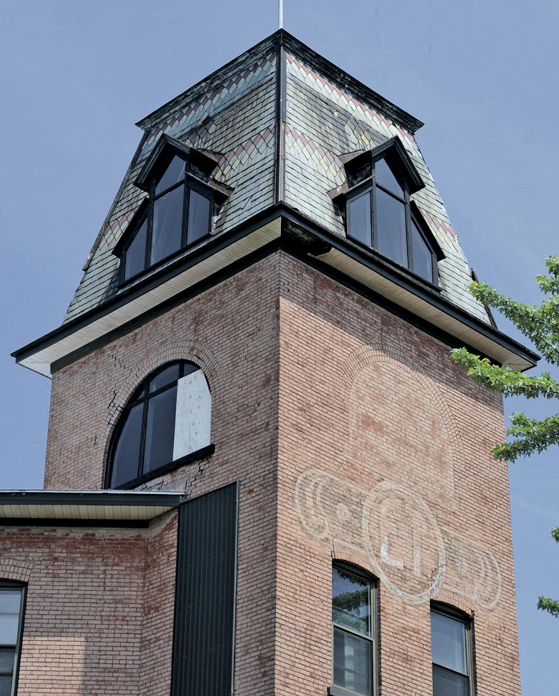 Toit d’origine de la tour de la manufacture de corsets de Saint-Hyacinthe, dont la construction remonte à 1880. Photothèque | Le Courrier ©