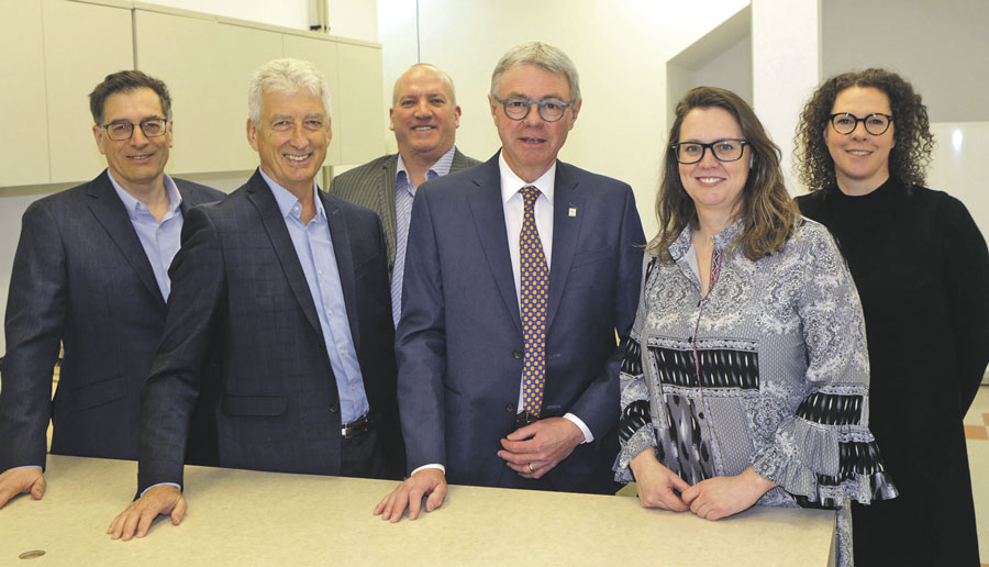De gauche à droite, André Barnabé, directeur général de Saint-Hyacinthe Technopole, Martin Le Moine, président de Fruit d’Or, Carl Blouin, directeur général de Fruit d’Or, Claude Corbeil, maire de Saint-Hyacinthe, Karine Guilbault, directrice du développement industriel de Saint-Hyacinthe Technopole, et Maryse Dumont, vice-présidente innovation, recherche et développement de Fruit d’Or. Photo Robert Gosselin