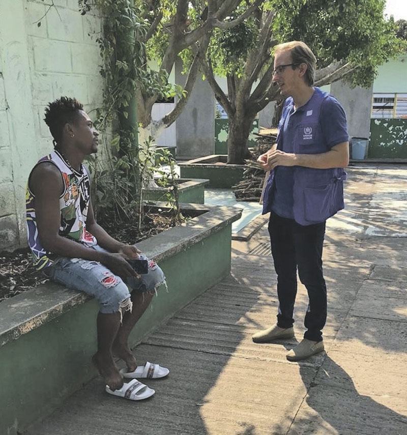 Le Maskoutain Pierre-Marc René conseille un réfugié sur les mesures de prévention pour lutter contre la COVID-19, à Tapachula, dans le sud du Mexique. Photo gracieuseté