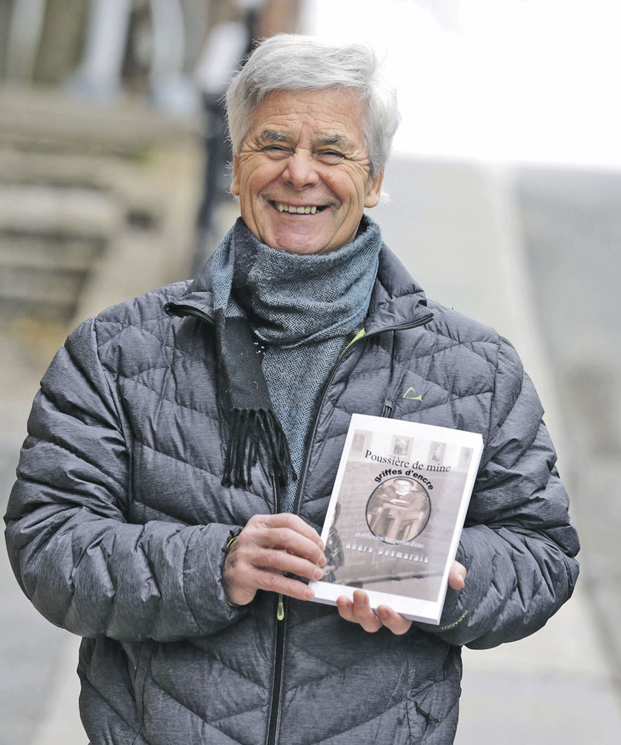 Sous forme de recueil, André Desmarais partage de nombreux écrits rédigés à travers les années dans son livre Poussière de mine : griffes d’encre et réflexion sur perles d’eau. Photo Robert Gosselin | Le Courrier ©