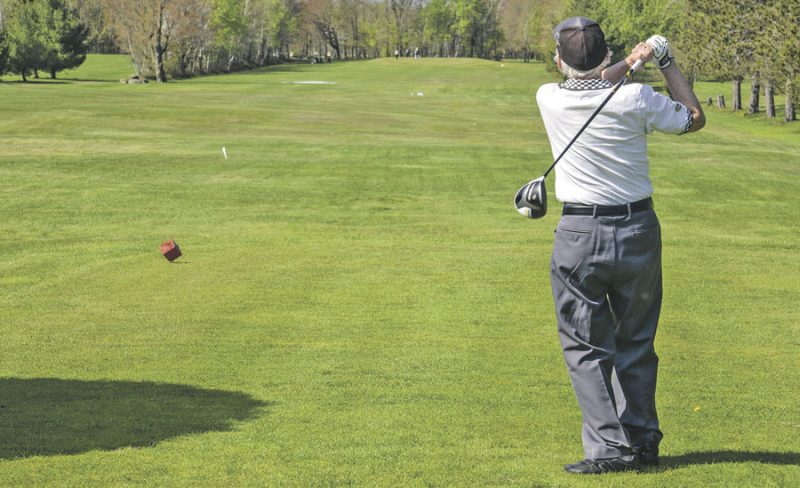 Les premiers golfeurs ont pu s’élancer hier, notamment au club de golf Saint-Simon où les activités ont repris. Photo François Larivière | Le Courrier ©