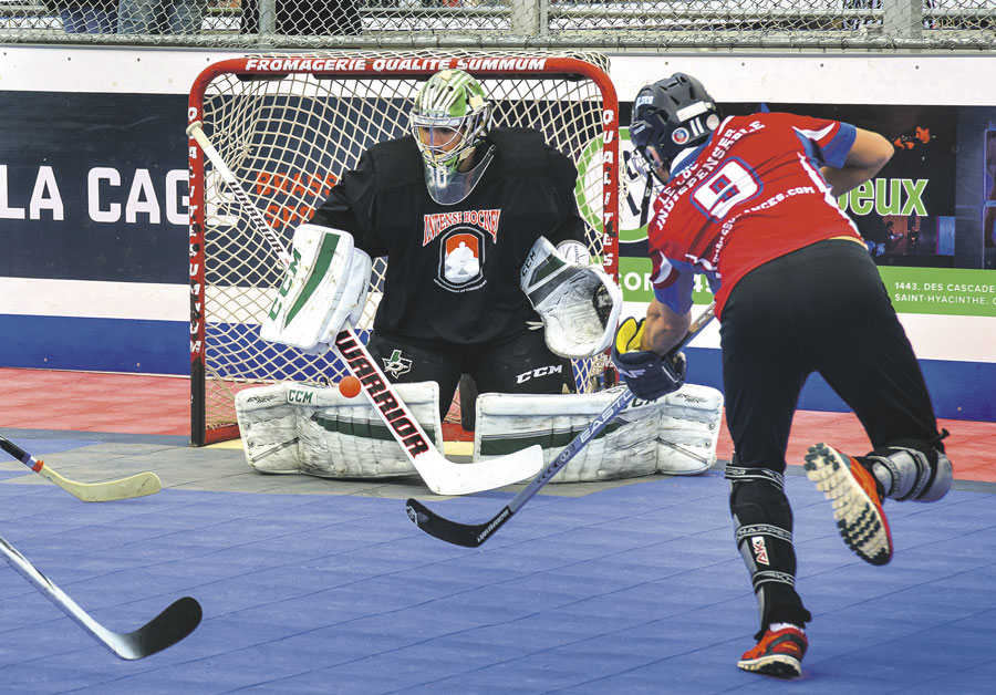 Avec plus de 3000 joueurs déjà inscrits, Dek Hockey Saint-Hyacinthe s’apprêtait à entamer une saison record, mais tout est en suspens. Photothèque | Le Courrier ©
