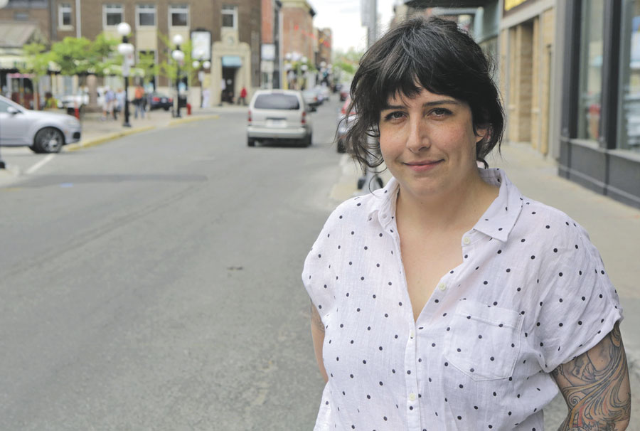 Joëlle Turcotte, copropriétaire du bar-spectacle Le Zaricot situé sur la rue des Cascades, se réjouit de la décision prise par les conseillers en début de semaine. Les élus ont décidé d’aller de l’avant sur une formule allégée de piétonnisation de la rue des Cascades. Photo Robert Gosselin | Le Courrier ©