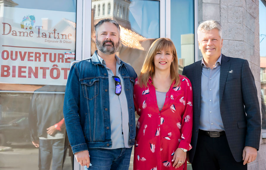 Éric Taylor et Anne Jodoin, propriétaire du restaurant Dame Tartine, offrent maintenant un menu pour emporter à ses clients. Ils sont ici accompagnés de Sylvain Gervais de Saint-Hyacinthe Technopole