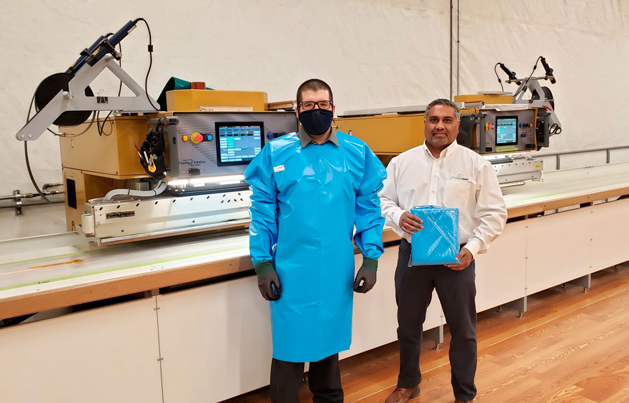 Etienne Brunet, ingénieur chez ElCargo, en compagnie du président de l’entreprise, Kendrick Martin, montre fièrement la blouse de protection entièrement conçue par l’équipe maskoutaine.
