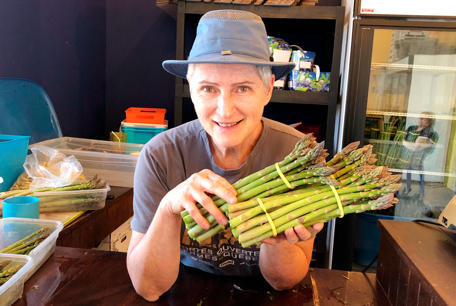 Jeannine Messier au kiosque de la ferme en ce début de la saison des asperges.
