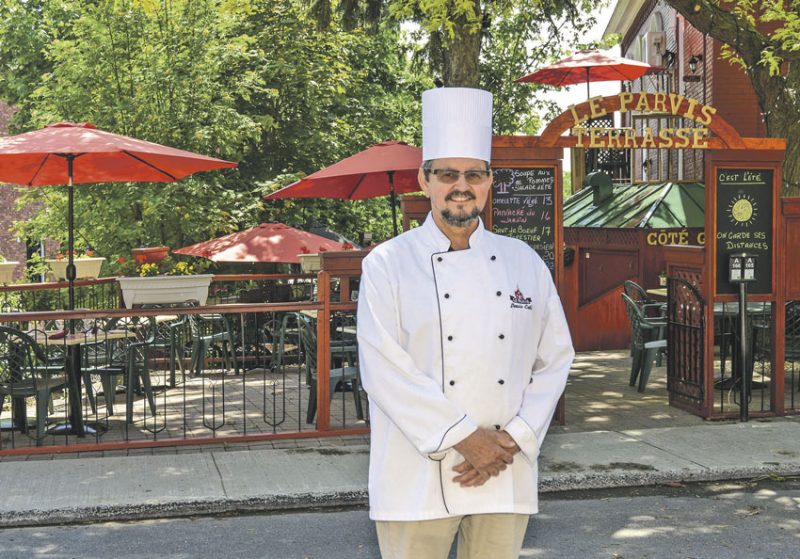 Denis Côté, propriétaire du restaurant Le Parvis, dispose d’une grande terrasse pour recevoir de nouveau la clientèle. Photo François Larivière | Le Courrier ©