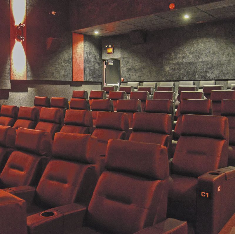 Avec des sièges plus larges et numérotés dont les places sont réservées à l’avance, le Cinéma Saint-Hyacinthe pourra facilement faire respecter les règles de distanciation de 1,5 m, estime son propriétaire, Jean Colbert. Photothèque | Le Courrier ©