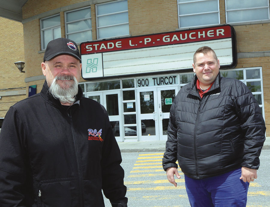 Sur la photo, le copropriétaire du Condor de Nicolet, Robert Chevrier, dont l’équipe devrait déménager à Saint-Hyacinthe, et le président de la LHSAAAQ, Dominic Lussier. Photo Robert Gosselin | Le Courrier ©