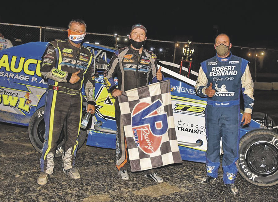 François Bernier (au centre) a savouré sa première victoire de la saison, samedi, à l’Autodrome de Granby, mais aucun spectateur n’était présent pour l’acclamer. Son frère Steve (à gauche) l’a suivi au 2e rang, puis Steve Bernard (à droite) a clos le podium. Photo Daniel Mailhot - Autodrome Granby