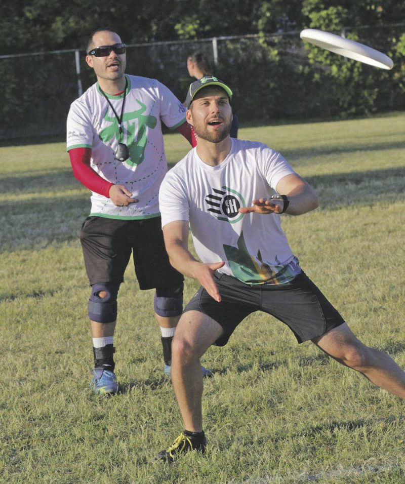 Le frisbee vole à nouveau pour Ultimate Saint-Hyacinthe et ses membres, qui ont pu retrouver le terrain mardi. Photo Robert Gosselin | Le Courrier ©