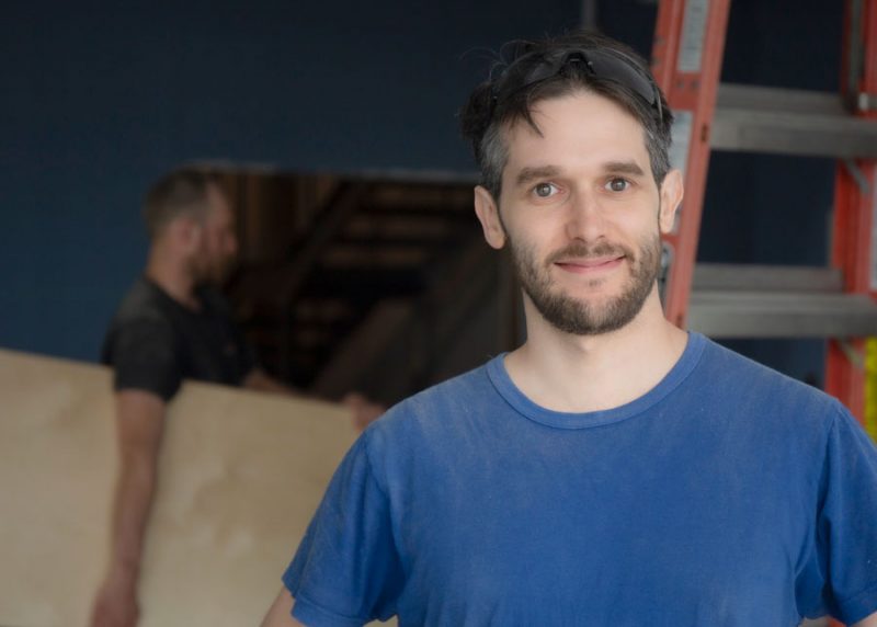 Justin Lapointe, vice-président de Bleu.eco, lors du déménagement de l’entreprise dans ses nouvelles installations de la rue Martineau.