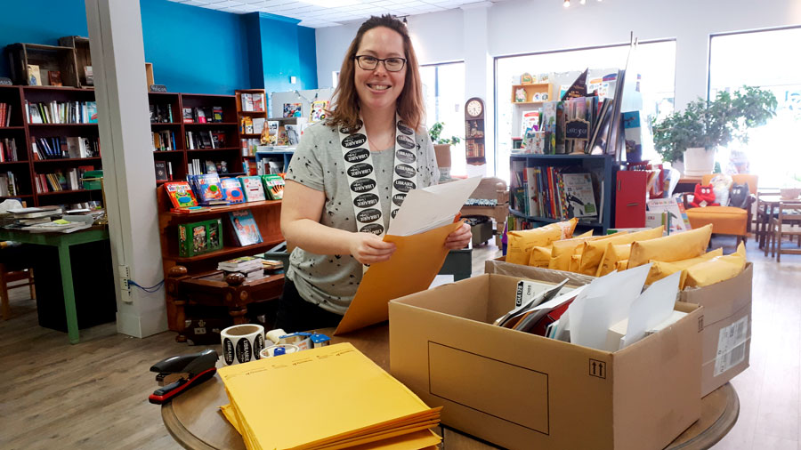 Nadia Collard, et ses associées de la Librairie L’Intrigue reçoivent maintenant leurs clients en magasin, mais continuent d’expédier les commandes placées en ligne.