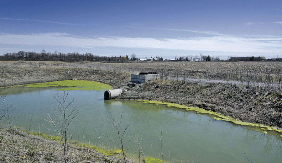Selon la CPTAQ, le ruisseau Plein-Champ constitue une barrière physique qui permet d’instaurer une limite claire quant à l’expansion du parc industriel Olivier-Chalifoux. Photothèque | Le Courrier ©