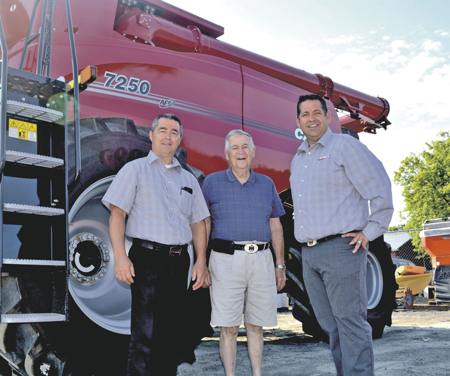 Yvon Phaneuf (au centre) pose ici avec Hugues Théroux et son fils Charles Phaneuf, copropriétaires des Équipements Adrien Phaneuf, une entreprise située à Upton. Photo gracieuseté