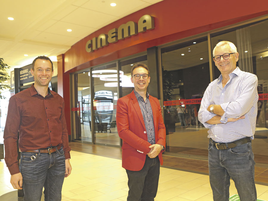 Les Cinémas RGFM, qui avaient acquis le Cinéma Beloeil l’an dernier, ont officialisé l’achat du Cinéma Saint-Hyacinthe dans les derniers jours. Sur la photo, on retrouve les nouveaux propriétaires, les frères Guillaume et Frédéric Venne, en compagnie de l’ancien propriétaire, Jean Colbert. Photo Robert Gosselin | Le Courrier ©