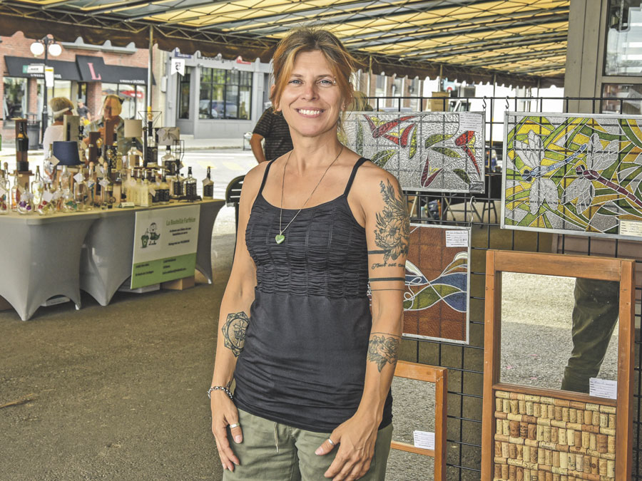 Le Marché de l’art a pu lancer sa saison estivale à la mi-juillet avec une formule réduite et sera présent autour du Marché public tous les week-ends jusqu’au 1er novembre. Photo François Larivière | Le Courrier ©