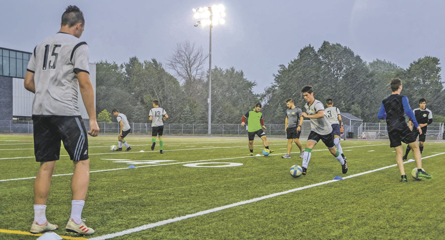 Même si la saison est bien différente cet été, avec un calendrier passablement écourté, les joueurs du FC Saint-Hyacinthe U21 masculin AAA gardent le cœur à l’ouvrage dans une volonté de poursuivre leur développement. Photo François Larivière | Le Courrier ©