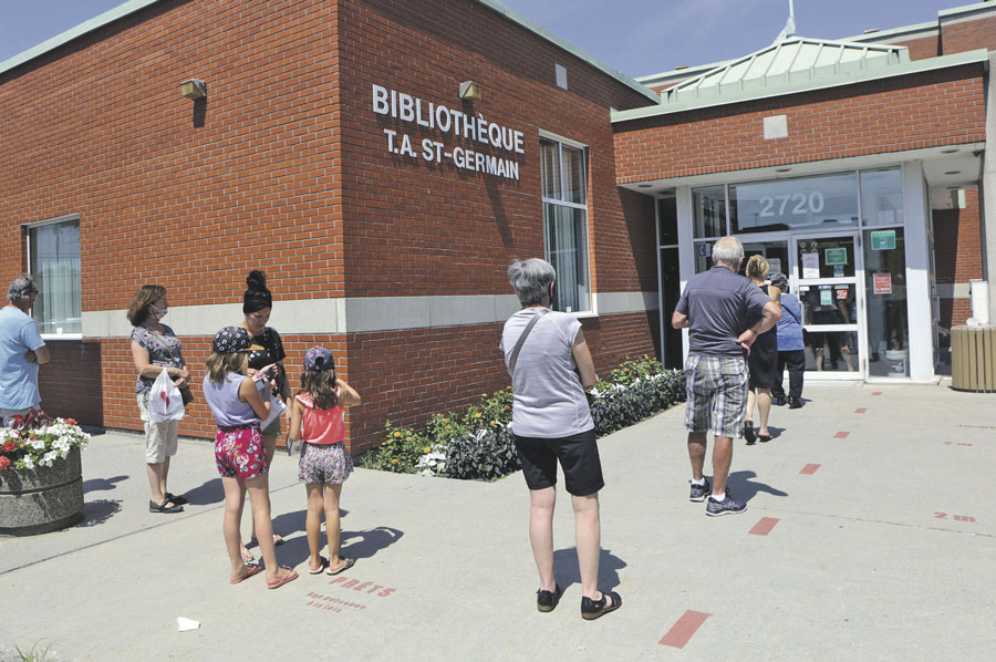 Les usagers étaient nombreux mardi à vouloir retrouver leur bibliothèque après une fermeture de près de quatre mois. Photo Robert Gosselin | Le Courrier ©