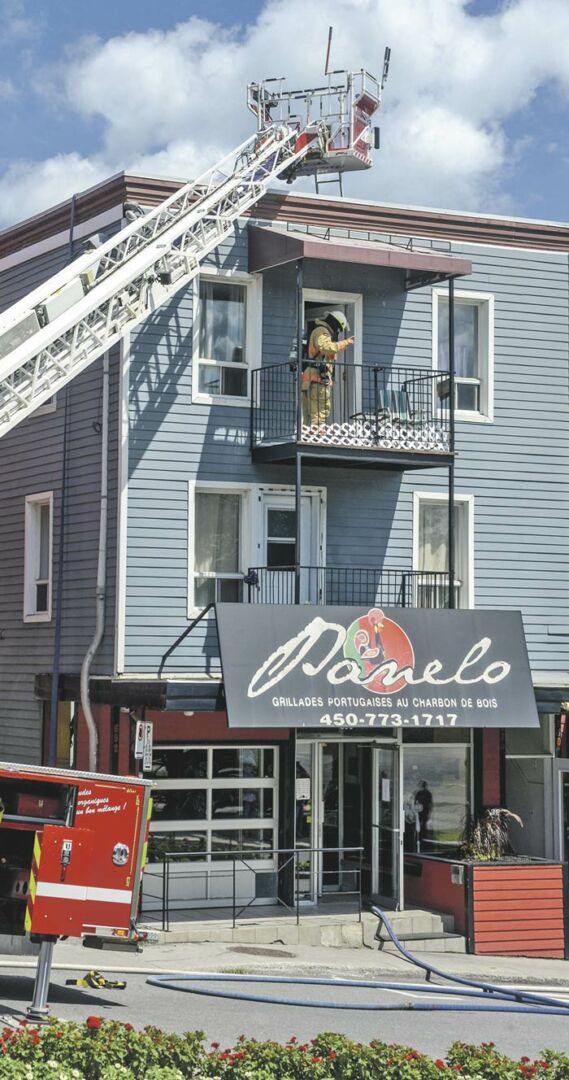 Le restaurant Panelo est fermé à la suite d’un incendie qui a touché son immeuble vendredi dernier et qui a également fait huit personnes sinistrées. Photo François Larivière | Le Courrier ©