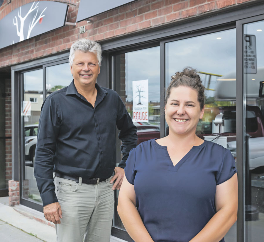 Sylvain Gervais, directeur du développement commercial de Saint-Hyacinthe Technopole, en compagnie de Joëlle Benoit, copropriétaire de la nouvelle boutique Verger La Perle rouge. Photo Patrick Roger