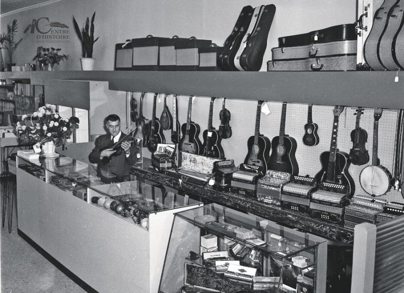 Victor Martin à l’intérieur de son commerce en 1958. Photo Centre d’histoire de Saint-Hyacinthe, CH548 Raymond Bélanger, photographe