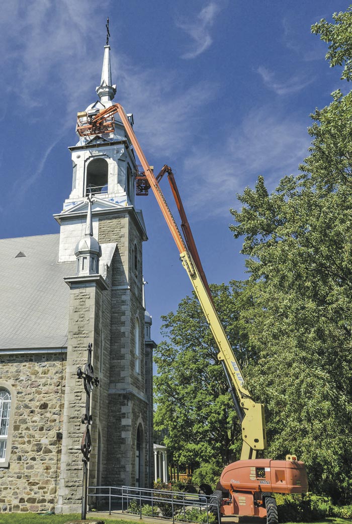 Les travaux sur le clocher de l’église Saint-Marc ont déjà débuté. Photo François Larivière | Le Courrier ©
