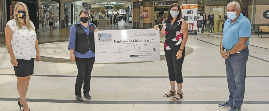 Étaient présents, lors de la remise du chèque, Josianne Jodoin, agente de communication marketing aux Galeries St-Hyacinthe; Pascale Langlois, superviseure détail chez Buropro Citation; Valérie Grégoire, coordonnatrice de La Clé sur la porte; et Michel Charbonneau, vice-président de la Bijouterie Burelle. Photo François Larivière | Le Courrier ©