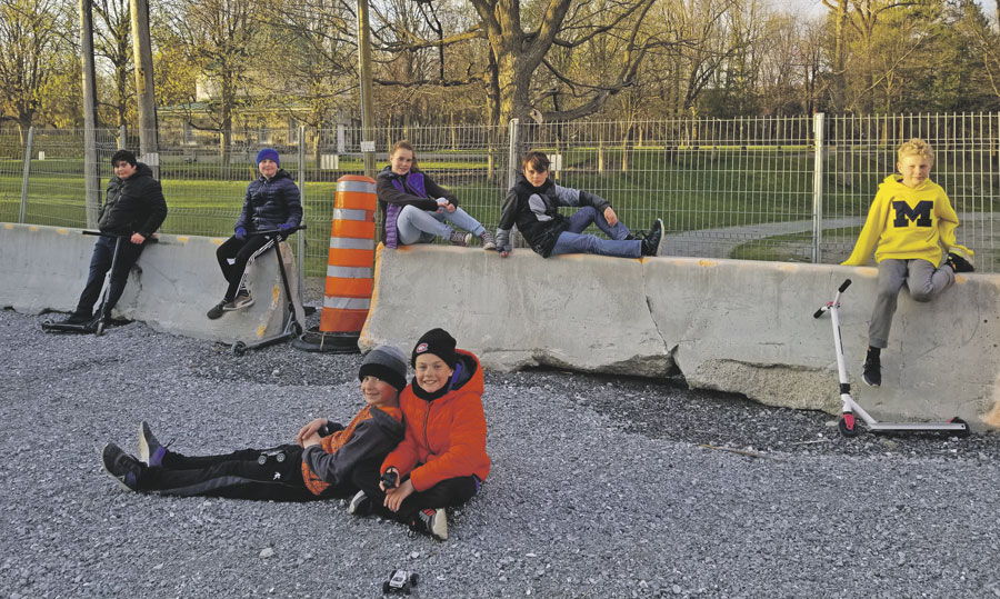 Les Auteurs du quartier, ce sont (à l’arrière) Ismaël Popal, Léon Shink, Maëlie et Emrick Alix-Vignola, puis Emyl Biron, ainsi que (à l’avant) Justin et Théo Rajotte. Photo gracieuseté