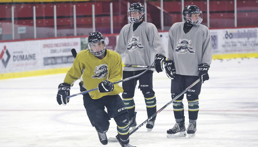 La reprise des sports scolaires lundi a permis aux joueurs de reprendre l’entraînement avec leurs coéquipiers. Photo Robert Gosselin | Le Courrier ©