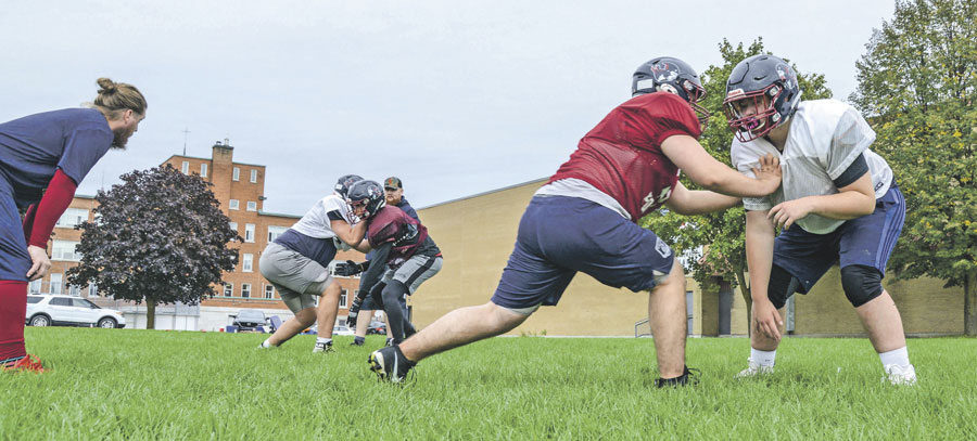 Les équipes de football scolaire de la région, dont celles des Patriotes de l’École secondaire Saint-Joseph, ont pu reprendre l’entraînement cette semaine. Photo François Larivière | Le Courrier ©