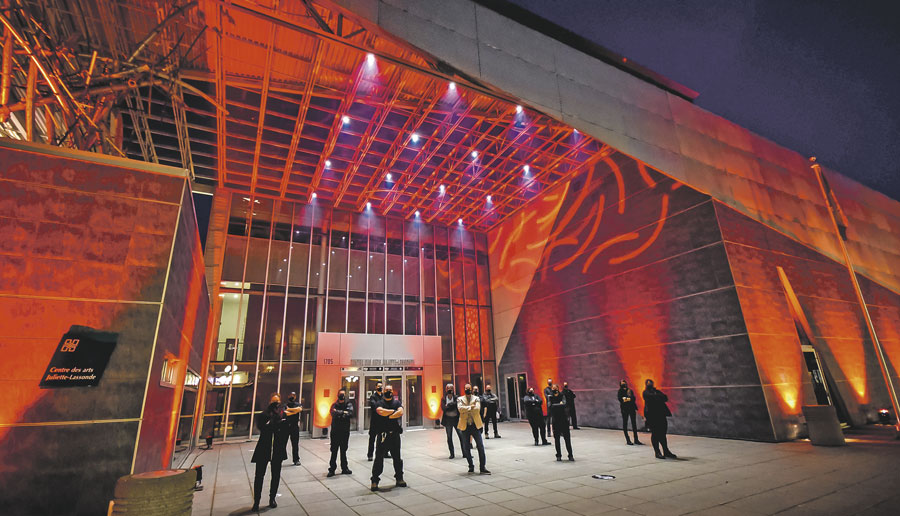 Le Centre des arts Juliette-Lassonde s’est mobilisé, mardi, à l’occasion de la Journée de visibilité de la communauté événementielle. Photo François Larivière | Le Courrier ©